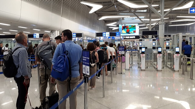 För dåligt utbildad gränspolis missar falska id-handlingar: ”Jag är glad att jag lurade dem”