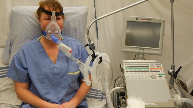 Amerikanska företag börjar producera respiratorer – men svenskt företag skickar allt på export