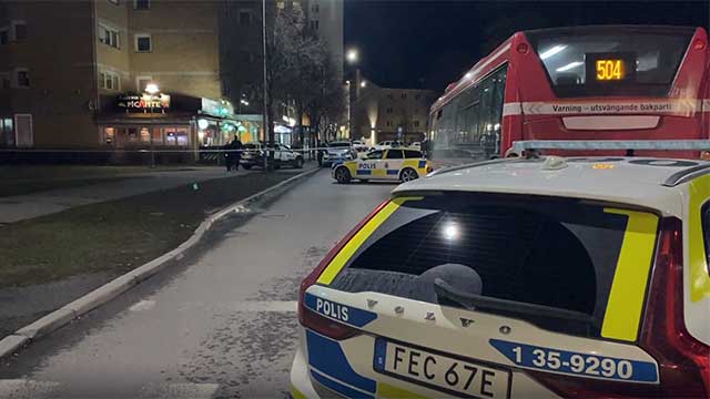 Väpnad uppgörelse i Stockholmsförort – en person skottskadad