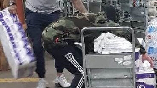 Två män knivrånade butiker på 500 rullar toalettpapper