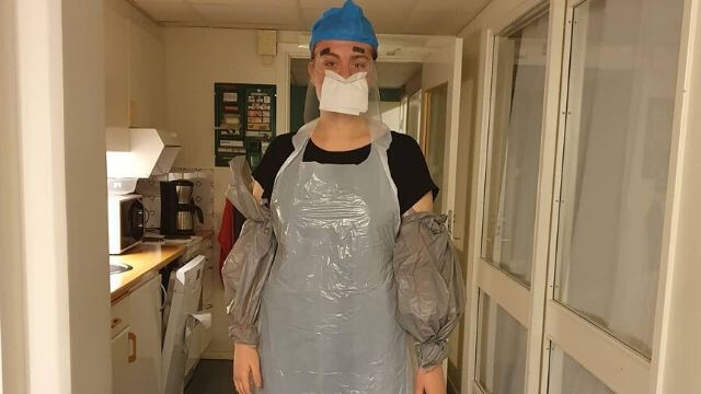 Vårdpersonal tvingas skydda sig med soppåsar och toapapper