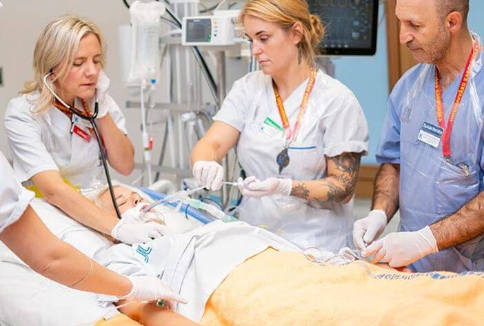 Time avslöjar: Vårdpersonal med bekräftad corona beordras fortsätta jobba i Sverige