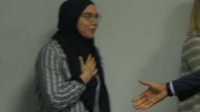Muslimsk elev anmäler skola efter vägrad handskakning med lärare