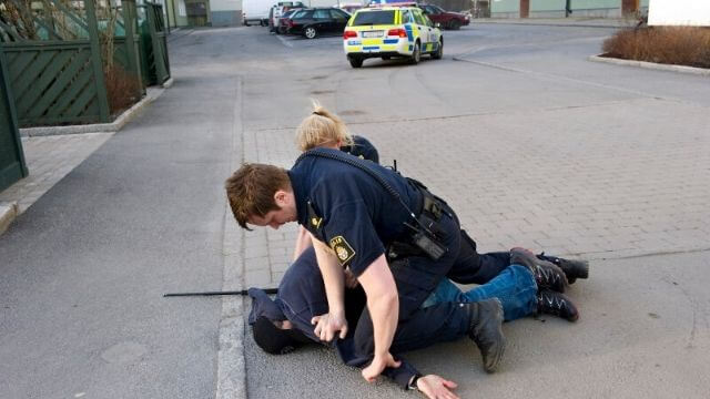 Kvinnlig bussresenär sparkades i ansiktet – misstänkta gärningsmän släpptes