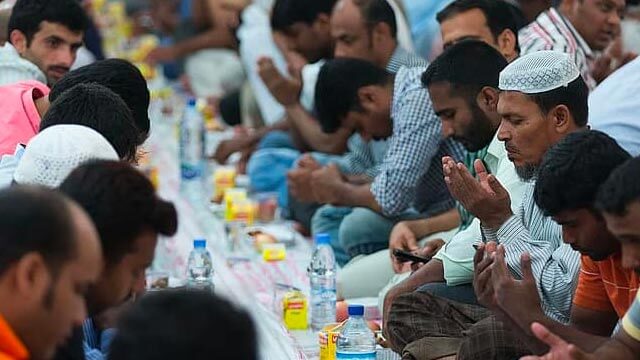 Imamer manar till trots mot coronakarantän