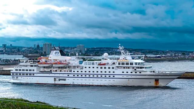 Venezuelas kustbevakning besköt och rammade lyxkryssare – sjönk själva