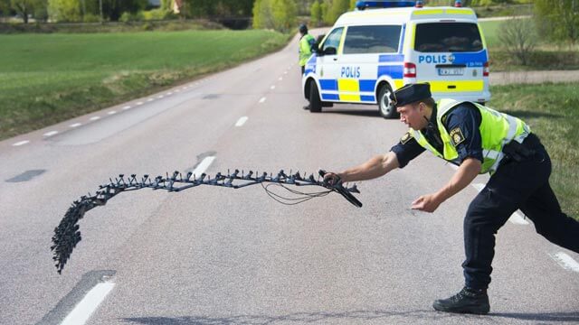 Stal hjullastare, välte bil och krossade garage