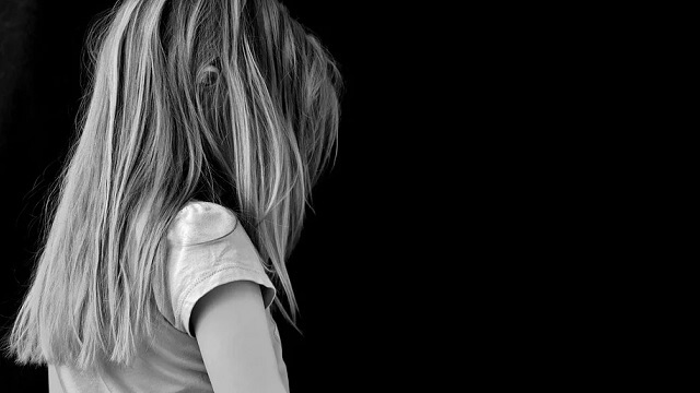 Elevassistent åtalas för sexuella övergrepp på barn i lågstadiet