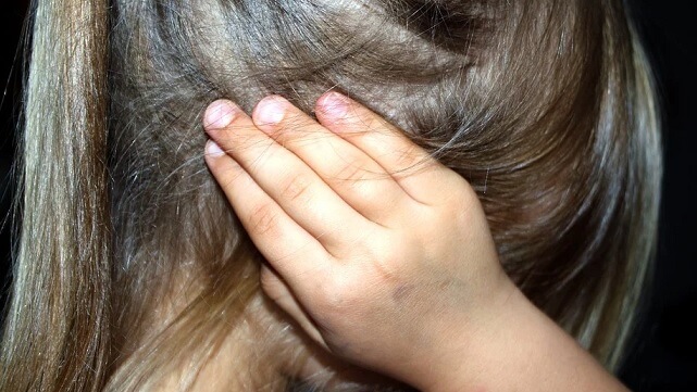 Småbarnspappa sökte upp pedofil – åtalas för misshandel