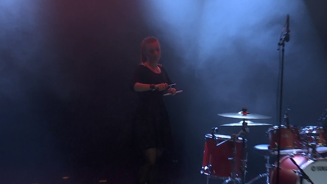 Kommun med hundratals coronafall satsar på direktsänd ’hårdrocksstickning’