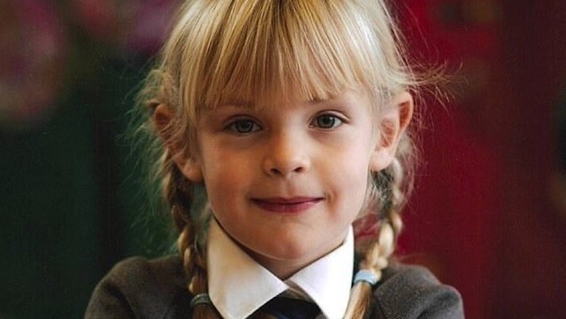 7-årig flicka åkte skoter i park – knivhöggs av kvinna