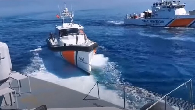 VIDEO: Här stoppar grekiska flottan turkiska båtar med illegala migranter