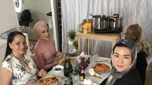 Influencer släpper ’antirasistisk’ kokbok