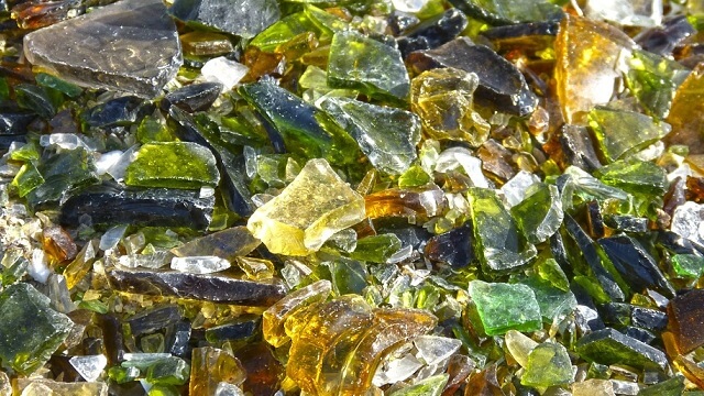 Krossat glas på lekplatser i Malmö återkommande problem: ”Gjort för att skada”