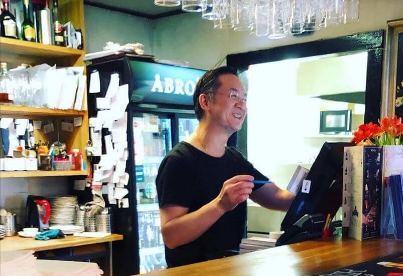 Känd krögare insjuknade i corona – nekades vård och dog