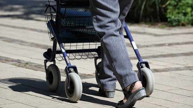 Utgav sig för att vara poliser och lurade åldringar på pengar – trio åtalas