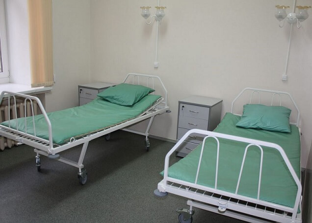 Anställda på äldreboende: ”Nya brukare flyttas in i samma rum där andra just har dött av corona”