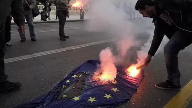 Tre års fängelse för den som bränner EU:s flagga