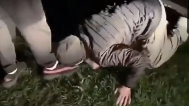 VIDEO: Pojke tvingas kyssa gängets skor – kläs av naken och sparkas i huvudet