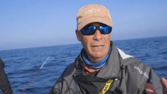 Här eskorterar franska flottan illegala migranter in på brittiskt vatten