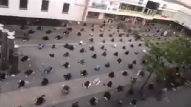 Här tar muslimer över gata med massbön