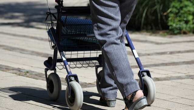 Åldringar i 90-årsåldern rånade i Malmö