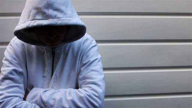 Antalet unga kriminella ökar – fängelserna överfulla