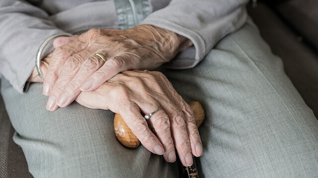 Språksvårigheter bidragande faktor till många smittade på äldreboenden