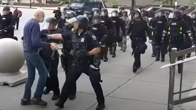 Hela Buffalopolisens kravallstyrka säger upp sig