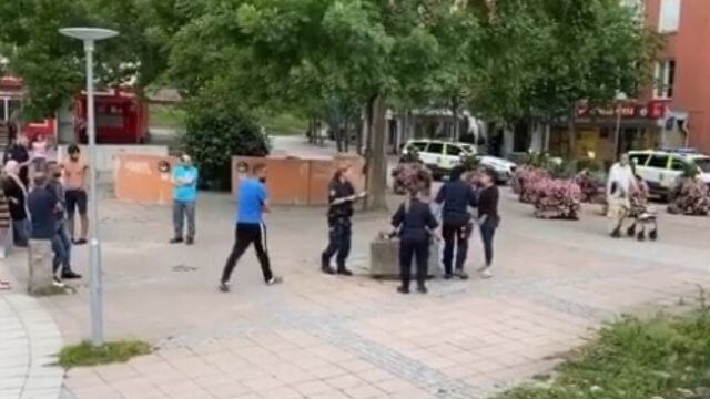 Gängslagsmål med järnrör, knivar och plankor mitt i bostadsområde