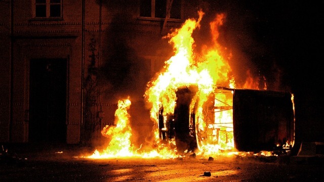 Eldade upp 21 bilar – fick endast skyddstillsyn som straff