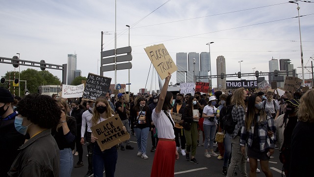 Speciella direktiv och apartheid för vita under Black Lives Matter-demonstration