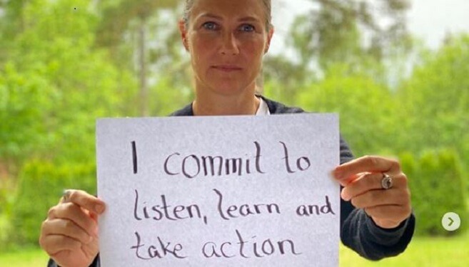 Här knäböjer norska prinsessan för sina ’svarta bröder och systrar’