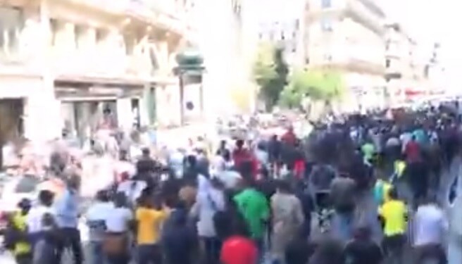 Tusentals illegala invandrare tog över Paris gator i massdemonstration