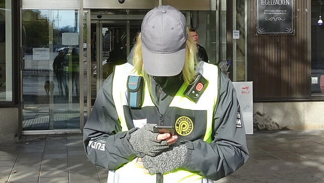 P-vakter får poliseskort och utrustas med visir för att inte smittas av spottloskor