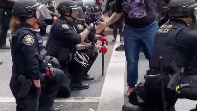 USA: Här faller vita på knä inför svarta för att be om ursäkt för ’rasism’