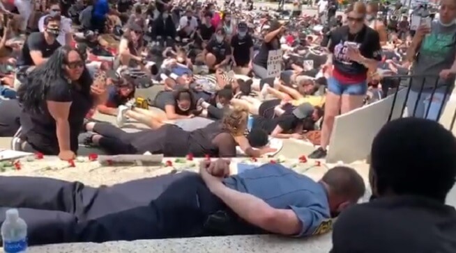 Knäböjande inför svarta inte tillräckligt för polischef – lägger sig ned på marken