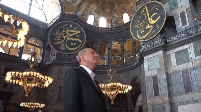 Erdogan närvarade vid första fredagsbönen i Hagia Sofia