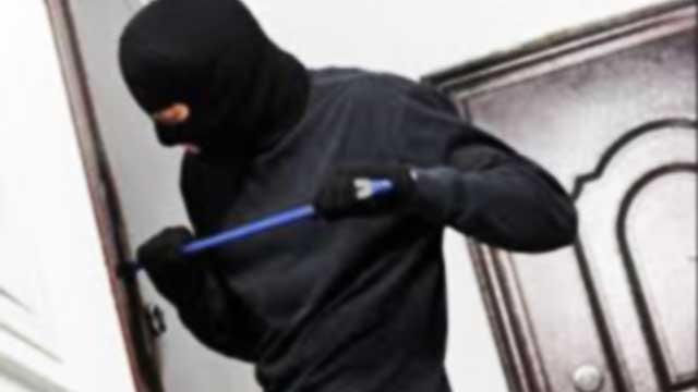 Maskerade rånare bröt sig in hos sovande par – misshandlades och hotades till livet