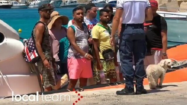 Här anländer ’flyktingar’ till Italien med hund, smartphone och smycken