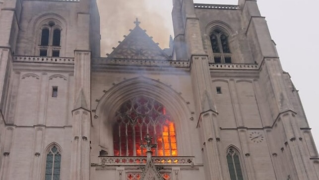 Frankrike: Katedralen i Nantes i lågor