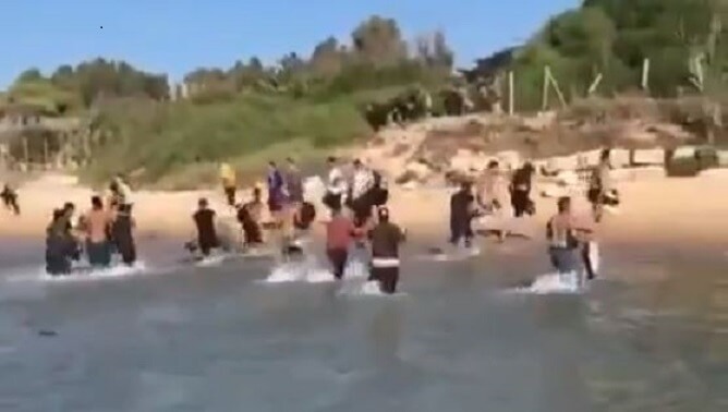 Här stormar migranter det sicilianska turistparadiset