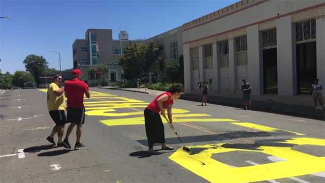 Sanerade gata från Black Lives Matter-klotter – åtalas för hatbrott