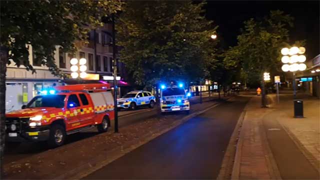 Taxiförare plöjde rakt in i folkmassa – flera skadade