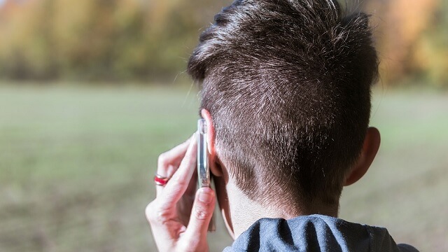 Bedragare i munskydd lurar kvinnor i 90-årsåldern att lämna ifrån sig bankkort