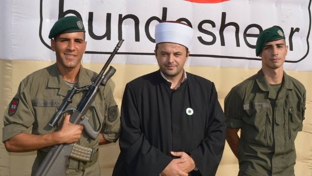 Österrikes armé sparkar imam – misstänks stödja jihadister