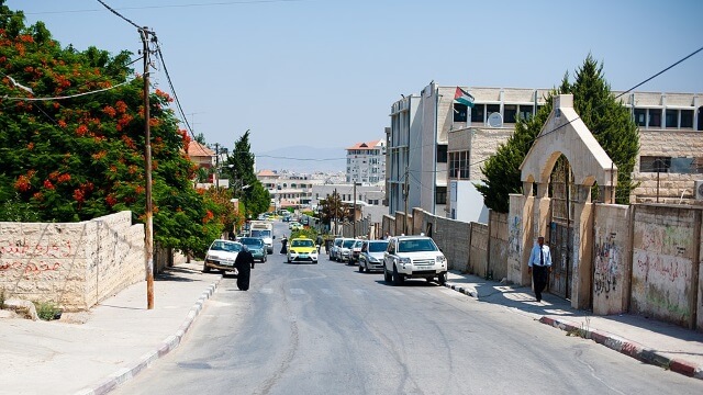 Våldsam palestinsk make ger fru och son flyktingstatus