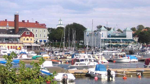 Trots inköp av tunga skolmöbler som inte går att kasta – betygen i Strömstad fortsätter att rasa