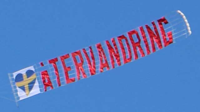 Riksdagens öppnande: AfS flög flygplan med banderollen ”Återvandring”