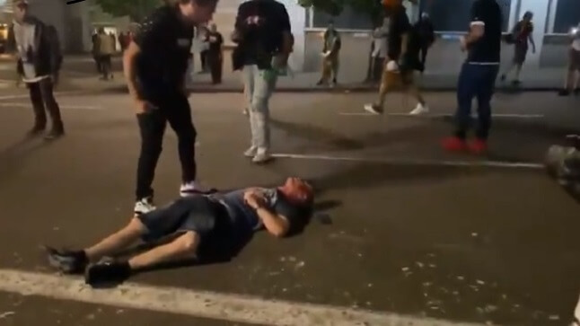 VIDEO: Antifa och BLM i rasistisk attack mot vit man – sparkas i ansiktet